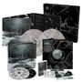 Ein Musikbox-Set mit CDs, Vinyls und Kassetten, zeigt winterliche Landschaftsbilder und stilvolle, weiße Schrift.