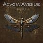 „ACACIA AVENUE – CHAPTER V“. Illustration einer detaillierten, goldenen Libelle auf dunklem Hintergrund.