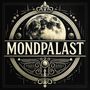 „Mondpalast“ steht in großen Lettern unter einem detaillierten, antiken Mondmotiv. Verziert mit floralen Elementen.
