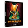 "DARKROOM" und "Eine Nico Mastorakis Produktion" erscheinen über einem Bild eines umarmten Paares mit einem Messer in einem Fotoabzug.