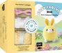 „Zum Sofort-Loslegen“ und „COZY CROCHET: HASE – Deine Amigurumi-Häkelbox“. Zeigt eine gelbe Häkelbox mit Garn und Hase.