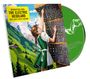 Auf einem gelben Schild steht: "Reinhold Heil, The Electric Heidiland, The Lost Solo Album." Ein Mädchen in Tracht bedient ein Synthesizer.