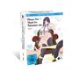 Auf einer Verpackung steht: "Please Put Them On, Takamine-san Volume 1". Ein Mädchen sitzt leicht bekleidet auf einem Sessel.