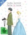 „Tada never falls in love“ steht über einem Mann mit Kamera und einer Frau im blauen Kleid, beide schauen voneinander weg.
