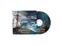 „Hexen 1733 II“, „Hexenklänge des Ewigen Eises“. Ein Segelschiff im Eis, CD zeigt eine Person bei einem Baum.