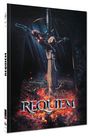 "REQUIEM" in stilisierter Schrift unten, Kreuz aus Waffen, Person in Kutte daran gefesselt, lodernde Flammen.