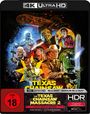 "The Texas Chainsaw Massacre 2" Schriftzug, FSK 18. Bunte Horrorgestalten, Kettensäge, Mann mit Cowboyhut in illustrativem Design.
