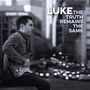 Text: "LUKE THE TRUTH REMAINS THE SAME". Ein Mann spielt Gitarre, sitzt in einer Stadtlandschaft, schwarz-weiß gehalten.