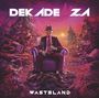 Text: "DEKADENZA", "WASTELAND". Ein Mann im Anzug sitzt in einem Sessel, umgeben von Schrott in einer kargen Landschaft.