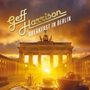 Text: "Geff Harrison BREAKFAST IN BERLIN." Brandenburger Tor bei Sonnenaufgang, Frühstückstisch im Vordergrund mit Brötchen und Kaffee.