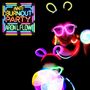 "ANTI BURNOUT PARTY ARON L. FLOW". Bunte Leuchtreklame und Menschen mit leuchtendem Kopfschmuck und Accessoires.