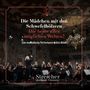 „Die Mädchen mit den Schwefelhölzern. Die beste aller möglichen Welten? Eine musikalische Performance in drei Akten.“ Orchester in opulenter Halle.