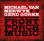 Text: "MICHAEL VAN MERWYK & GERD GORKE, BEST OF THE DELTA BOYS, FRONT PORCH MUSIC." Roter Hintergrund, Vintage-Stil.
