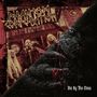 "PHANTOM CORPORATION" in groben Buchstaben oben, "Die By The Claw" unten. Illustration: Menschen und eine schwarze Kreatur.