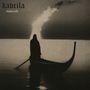 „Kavrila, transcend“ steht oben links. Person im Kapuzenumhang rudert Boot vor strahlendem Lichtschein im Wasser.