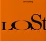"Lena Lorberg" steht oben; der Hintergrund ist orange, "LOST" erscheint groß und schwarz im Vordergrund.