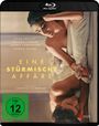Zwei Personen in inniger Umarmung auf einem Bett. Der Titel lautet "EINE STÜRMISCHE AFFÄRE." FSK 12 Logo sichtbar.
