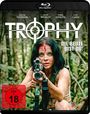 „TROPHY – DIE BEUTE BIST DU!“, FSK ab 18. Frau zielt im Wald mit Gewehr, wirkt entschlossen und blutig. Blu-ray-Hülle.