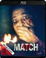 „Vorab-Cover, FSK 18 beantragt, MATCH“. Ein Mensch schaut erschrocken, hält eine brennende Streichholzflamme in der Hand.