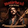 „Motörhead: Beyond the Band. The Ultimate Guest & Side Project Collection.“ Ein Mann mit Bass vor Konzertplakaten.
