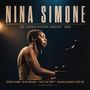 "NINA SIMONE. THE FRENCH RIVIERA CONCERT, 1965. Trouble in Mind, Be My Husband, I Loves You, Porgy, Children, Go Where I Send You." Eine Frau, elegant gekleidet, spielt Klavier.