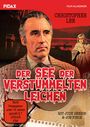Text: "DER SEE DER VERSTÜMMELTEN LEICHEN", "Nicht freigegeben unter 18 Jahren", "CHRISTOPHER LEE".

Illustration: Ein Mann im Anzug, roter Hintergrund, Wald und See im Hintergrund.