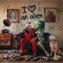 „I ❤️ an alien“ an der Wand. Ein Clown und ein Alien sitzen zusammen mit einem Hund mit Raumhelmen in einem Vintage-Wohnzimmer.