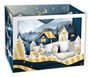 Illustration: Winterliches Dorf mit goldenen Akzenten, Rentieren und schneebedeckten Bergen, umgeben von Tannen.