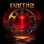 Text: „Narnia“. Uhr in rötlicher Szenerie, römische Ziffern, Kreuz im Zentrum, mystische Atmosphäre.