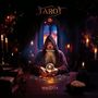 „TAROT“ oben, „MAGENTA“ unten. Ein älterer Mann in Robe betrachtet eine Kristallkugel, umgeben von Kerzen und Tarotkarten.