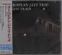 Titel: "EUROPEAN JAZZ TRIO NIGHT TRAIN". Japanischer Text auf der linken Seite, Zug bei Nacht im Hintergrund.
