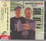 „Kenny Wheeler and Paul Bley [touché]“. Zwei lächelnde Männer stehen vor einer grünen Skizze. Japanische und englische Schrift.