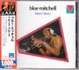 "Blue Mitchell: blues' blues" steht oben. Ein Mann spielt Trompete, trägt Kopfhörer und ein gelbes Stirnband.