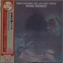 "FUMIO KARASHIMA TRIO with LARRY CORYELL ROUND MIDNIGHT." Links japanischer Textstreifen, diffuses abstraktes Kunstwerk.