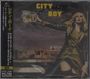 „CITY BOY“, „YOUNG MEN GONE WEST“ in gelben und blauen Buchstaben. Frau in grünem Kleid, düsterer Himmel, Gebäude im Hintergrund.