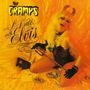 „The Cramps“, „A Date with Elvis“. Eine Person mit blonder Perücke, Hörnern, in glamourösem Outfit auf orangem Hintergrund.