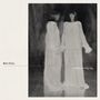 Texte: "Beth Orton", "The Ground Above". Schwarz-weiß Foto einer Frau in langem, fließendem Kleid, mit Spiegelung.
