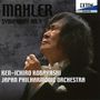 „MAHLER SYMPHONY no.9“, „KEN-ICHIRO KOBAYASHI JAPAN PHILHARMONIC ORCHESTRA“. Ein Mann dirigiert mit geschlossenen Augen.