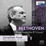 Beethoven Symphony No. 9 "Choral". Jonathan Nott, Tokyo Symphony Orchestra. Schwarz-weiß Bild eines Dirigenten.