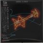 "Greg Lake" oben, japanischer Text links. Farbige, abstrakte Linien in Gelb, Blau und Orange auf dunklem Hintergrund.