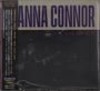 Text: ANNA CONNOR, LIVE ON 11/11. Cover eines Musikalbums in dunklen Farbtönen mit unscharfer Bühnenaufnahme. Japanische Schrift an der Seite.