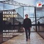 "Bruckner Symphony No. 7, Alan Gilbert, NDR Elbphilharmonie Orchester." Mann läuft vor moderner Glasarchitektur.