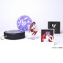 CD mit japanischen Schriftzeichen, Acrylfigur einer Person, runde schwarze Tasche, Fotos, Illustration einer Person.