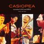 Text: "CASIOPEA recorded LIVE and BEST ~Early Alfa Years~". Vier Musiker mit Instrumenten, lächelnd und energiegeladen.