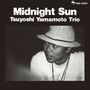 "Midnight Sun. Tsuyoshi Yamamoto Trio." Schwarzweiß-Foto eines Mannes in einem Hut, der zur Seite schaut.