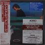 "Boz Scaggs - Silk Degrees" in Englisch und Japanisch. Links ein vertikaler roter Balken. Mann im Anzug an einem Tisch.