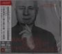 "PAAVO JÄRVI SCHUBERT SYMPHONIES No. 6 & 5". Schwarz-Weiß-Foto eines Mannes mit gefalteten Händen.