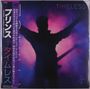 Text: "TIMELESS". Japanische Schrift links. Silhouette einer Person mit Gitarre vor einem farbenfrohen Hintergrund.