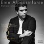 "Eine Alpensinfonie" von Richard Strauss, Andrea Battistoni, Tokyo Philharmonic Orchestra. Schwarz-weißes Foto eines Dirigenten.
