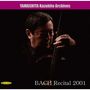 "YAMASHITA Kazuhito Archives", "BACH Recital 2001". Ein Mann spielt ein Musikinstrument in dunkler Beleuchtung.